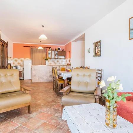 2 Bedroom Gorgeous In Gruda *